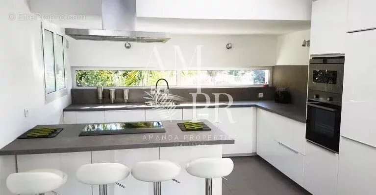 Sur les hauteurs de Cannes cette villa vue mer de 265m2 - photo 10