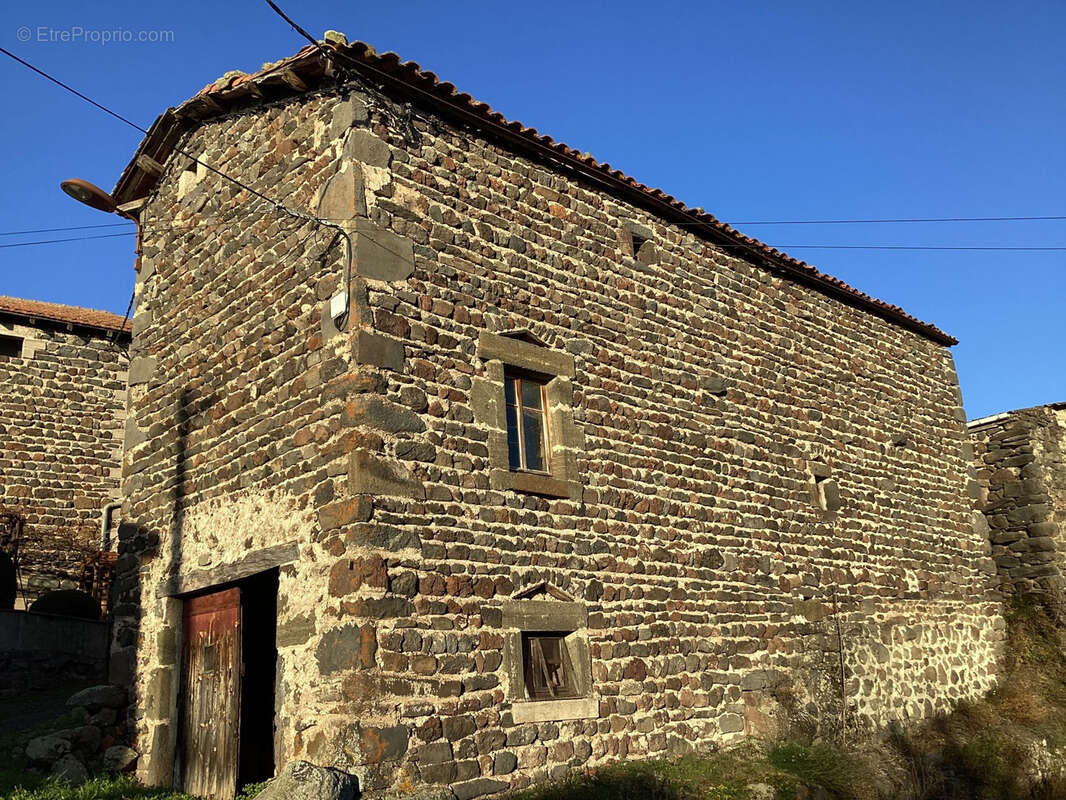 Ferme avec dépendances A RENOVER - sur terrain d'env 1200 m2 - photo 6