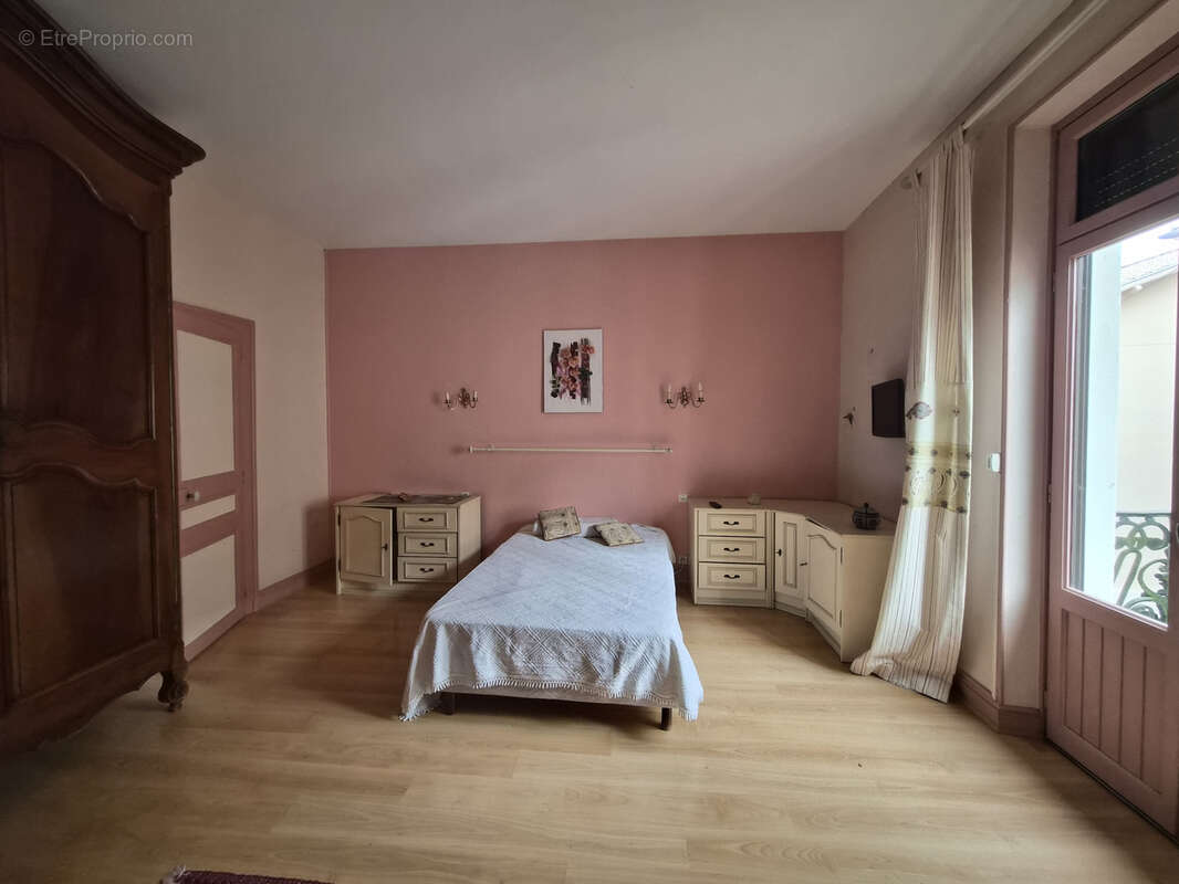 Maison de caractère avec grand terrain, piscine et dépendances - photo 10