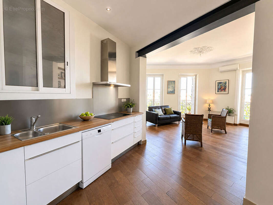 Marseille - Appartement de caractère de 139 m²  Vue mer & Place Jean Jaurès - photo 4