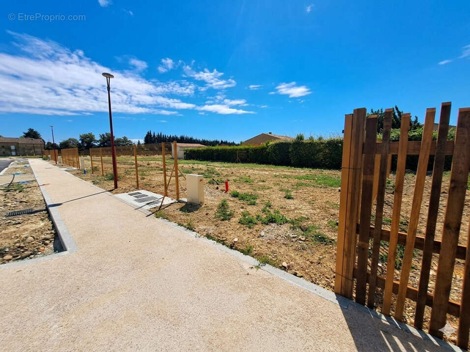 Terrain a batir de 305 m² viabilise et libre constructeur - photo 7