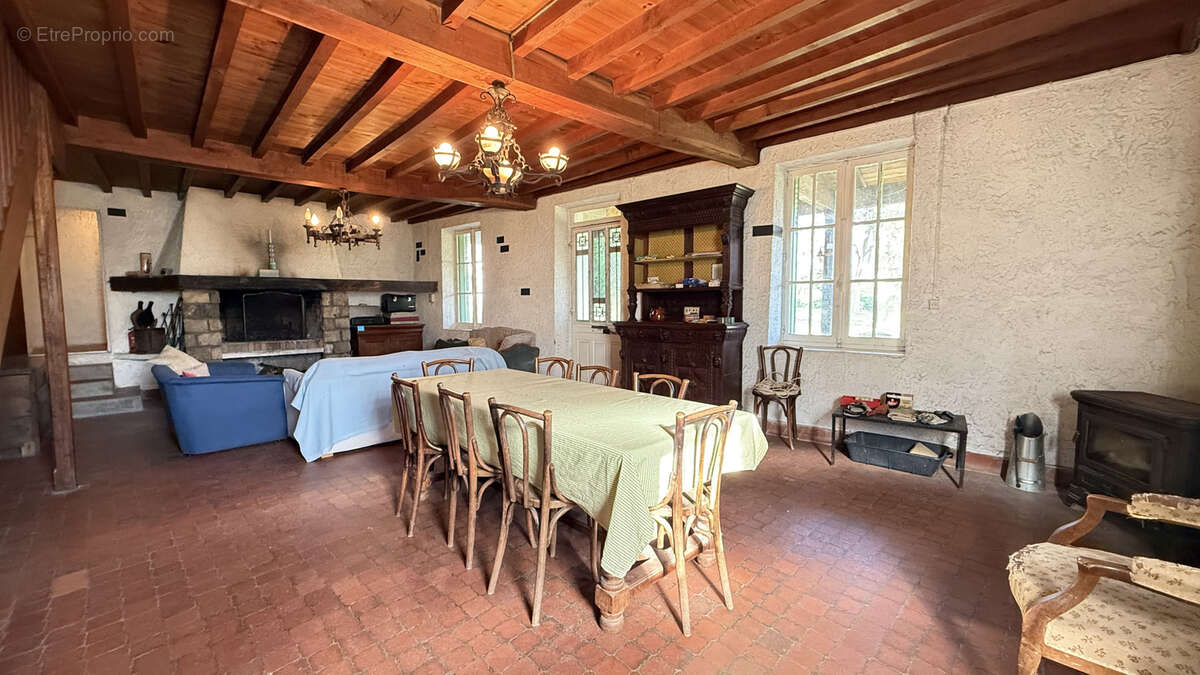 Maison de campagne familiale à rénover entièrement avec grand terrain et dépendances - photo 13