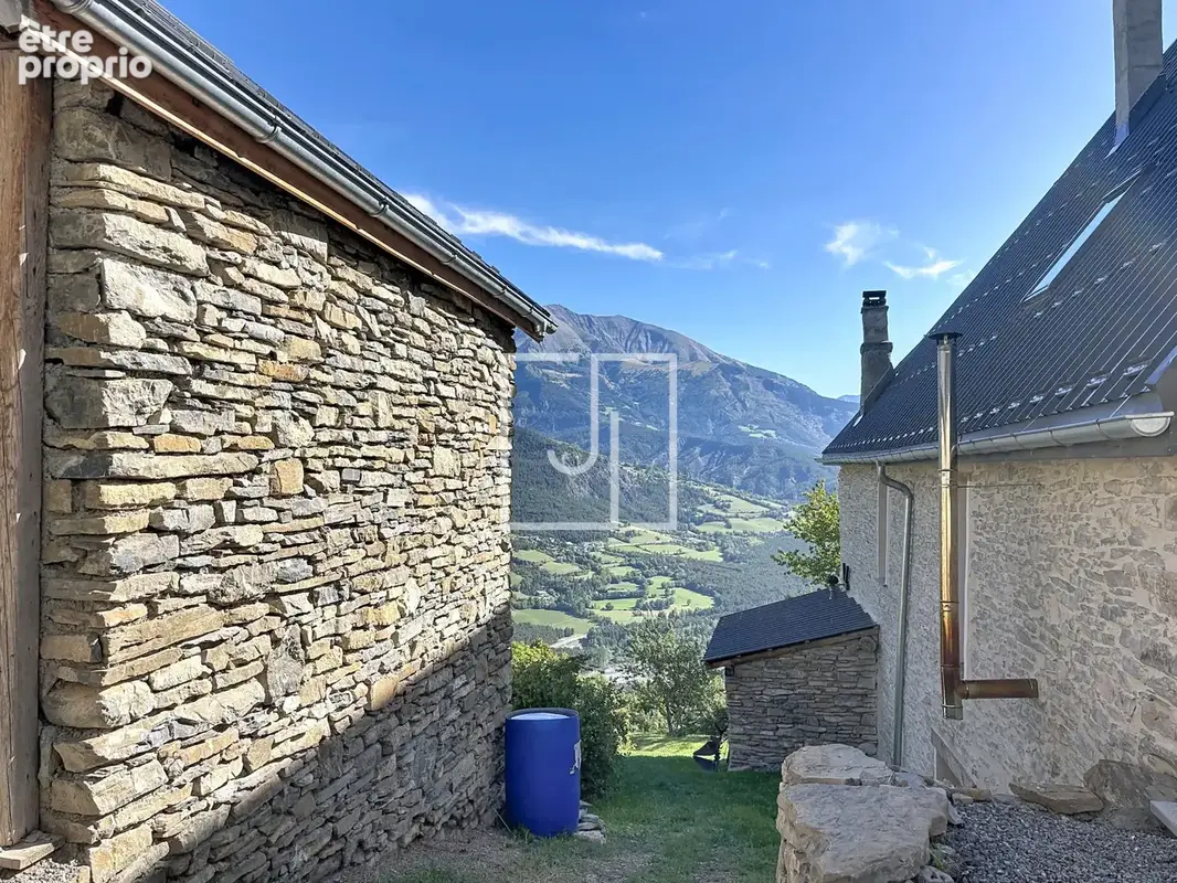 Ancien corps de ferme rénové avec dépendances et 3 400 m2 de terrain - photo 37