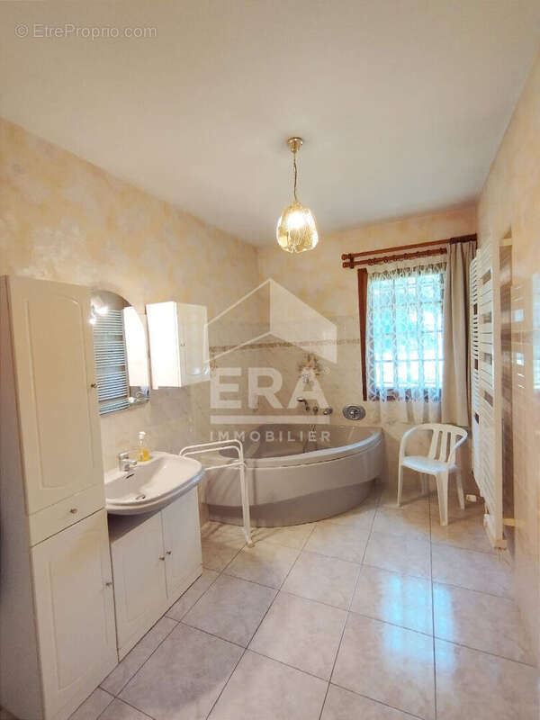 Rare sur le secteur : vaste maison avec deux parties habitations - photo 15