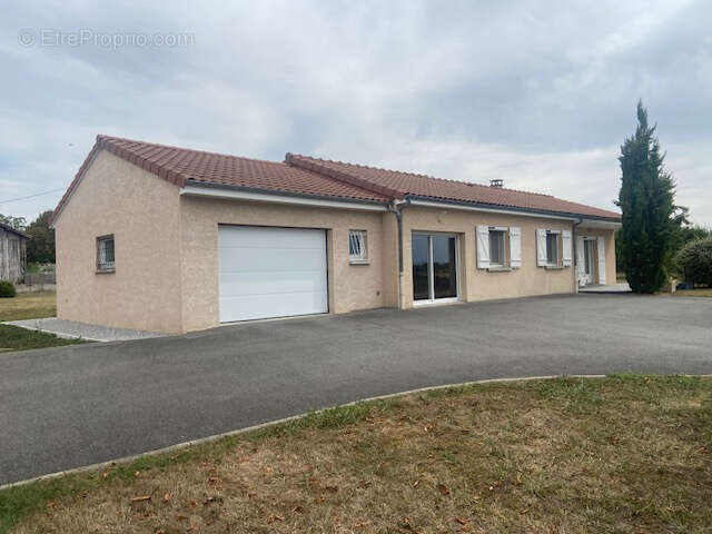 Très belle maison de plain-pied avec garage et double garage sur beau terrain de 2700 M2 - photo 3