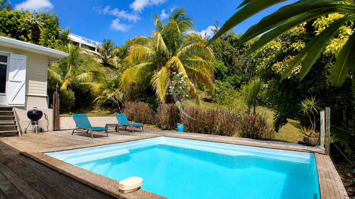 Villa quatre chambres avec piscine et environnement paisible sur les hauteurs de Fort de France - photo 15