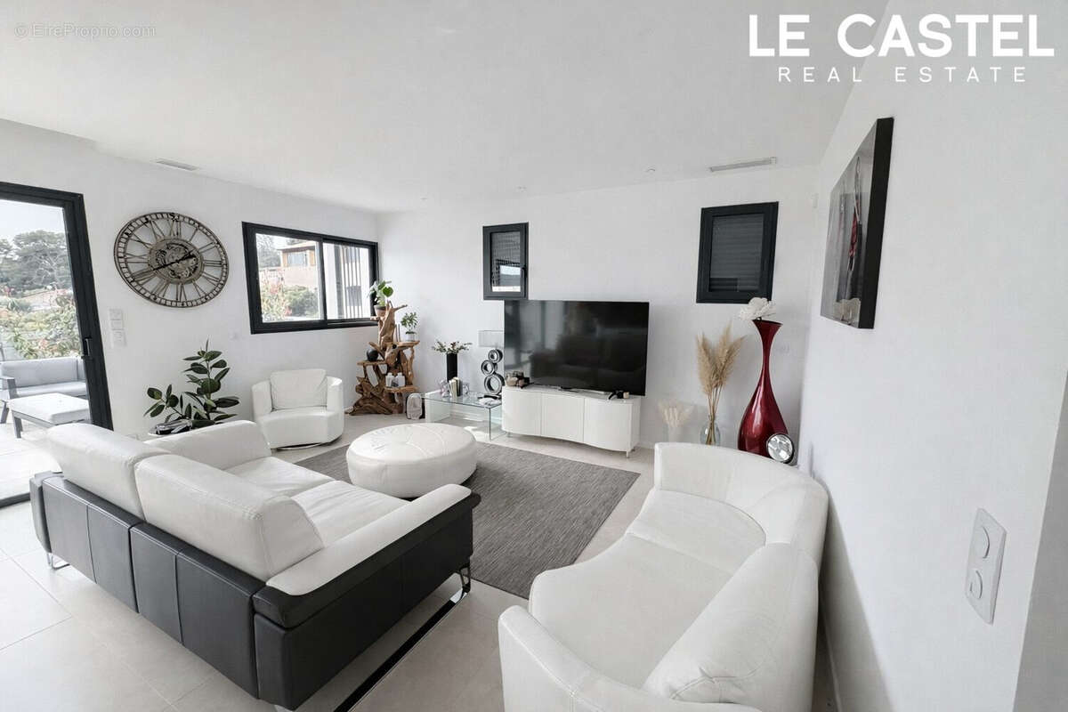 Maison à CEYRESTE