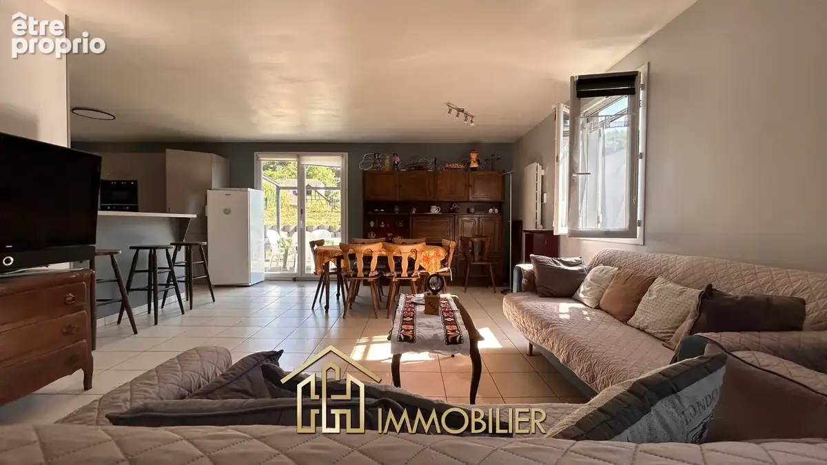 Ici, tout est réuni pour profiter d'une maison facile à vivre : un seul niveau, trois chambres, une pièce de v - photo 2