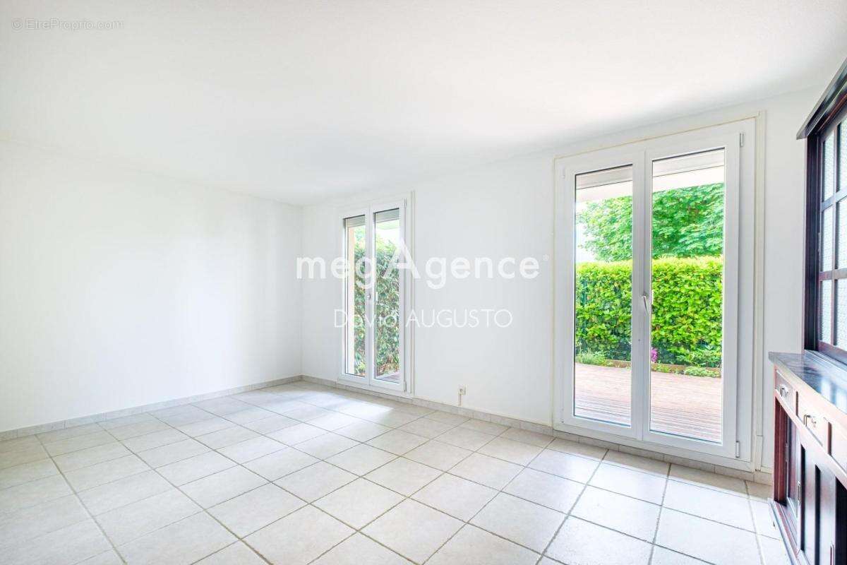 Appartement à LA TOUR-DE-SALVAGNY