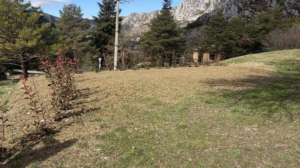 Terrain à SERANON