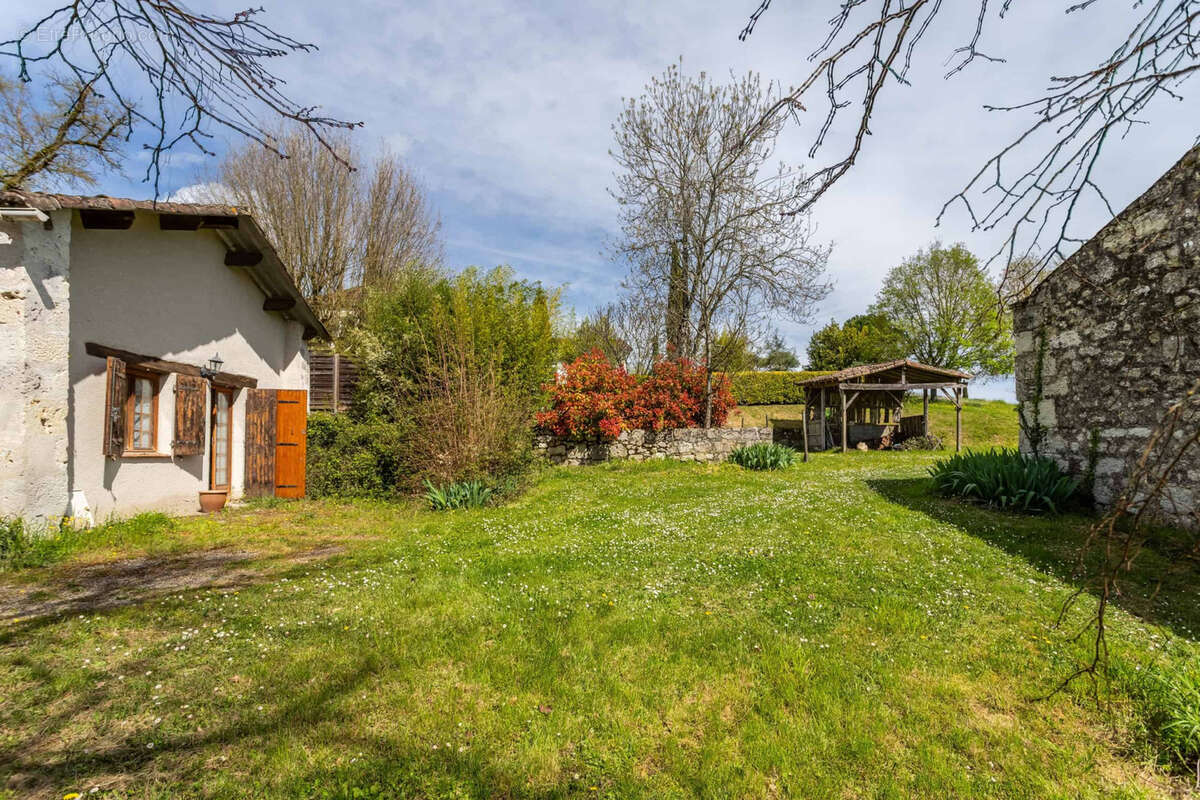 Country house with annexe, pool and land - photo 2