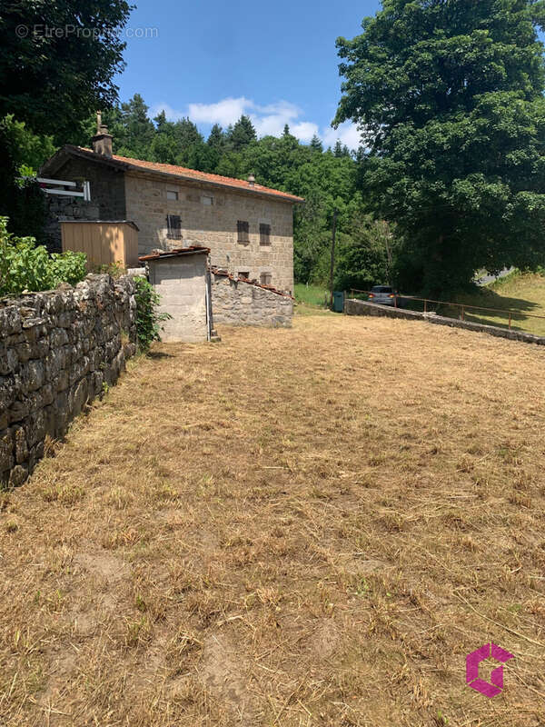 EXCLUSIVITE GTI IMMOBILIER ! Belle bâtisse en pierre avec terrain et dépendance. - photo 2