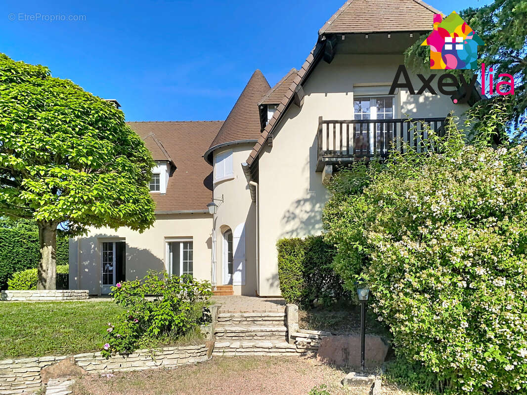 Maison à SAINT-CYR-DE-FAVIERES