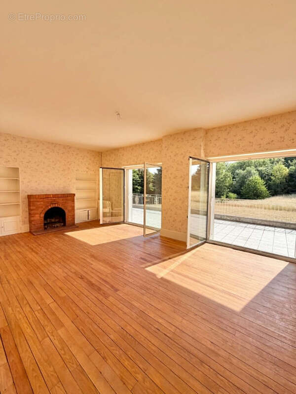 ORCINES   Belle maison familiale de caractère sur terrain de 4 000 m2 - photo 2