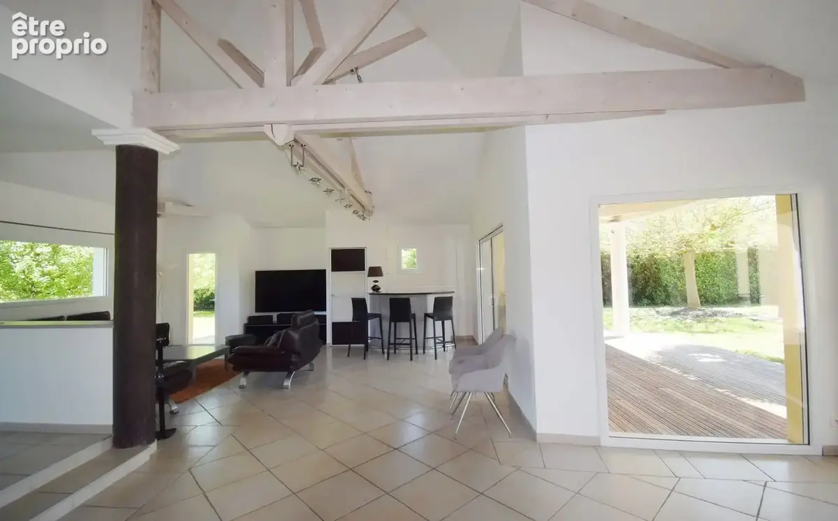 À VENDRE - Maison d'architecte avec piscine, dépendance aménagée et grange sur terrain arboré à 5 minutes de Vichy - photo 2