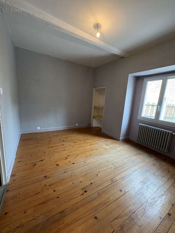 Maison à VIC-LE-COMTE