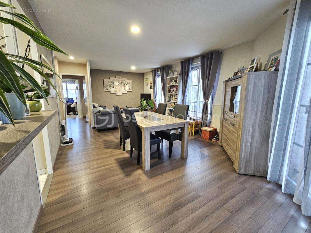 Appartement à VAUJOURS