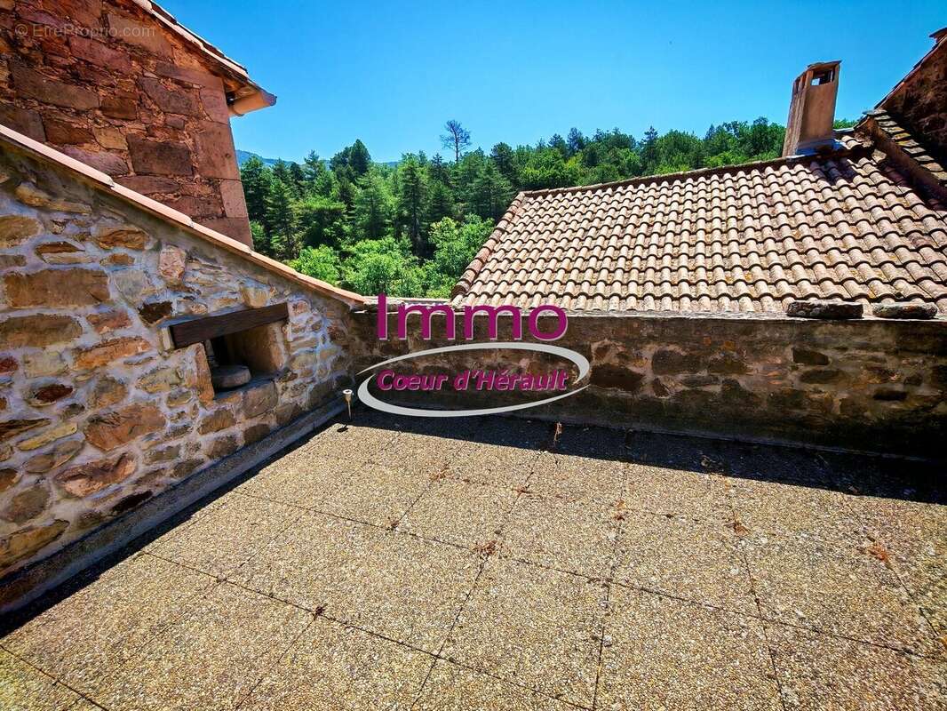 SAINT-PRIVAT : maison de village en pierres avec cave et terrasse - photo 3