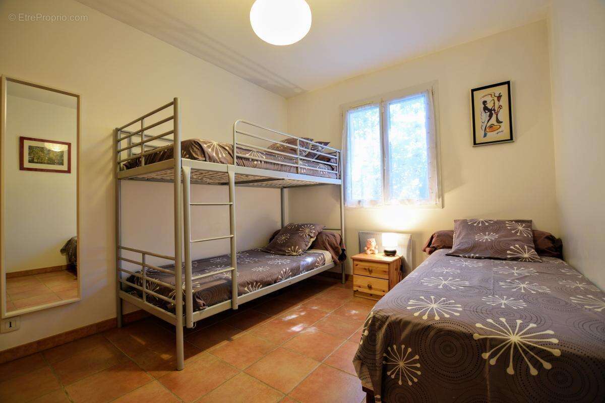 Maison À Vendre - 3 chambres de plain-pied avec piscine, garage et stationnement - photo 13
