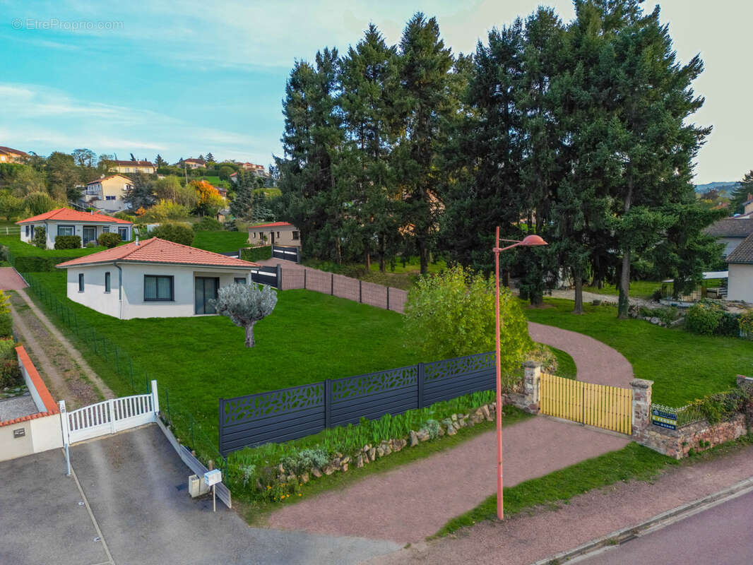 Terrain à COMMELLE-VERNAY