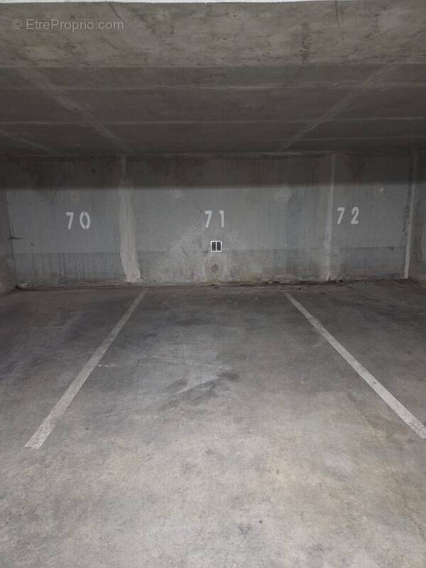Parking à VILLE-LA-GRAND