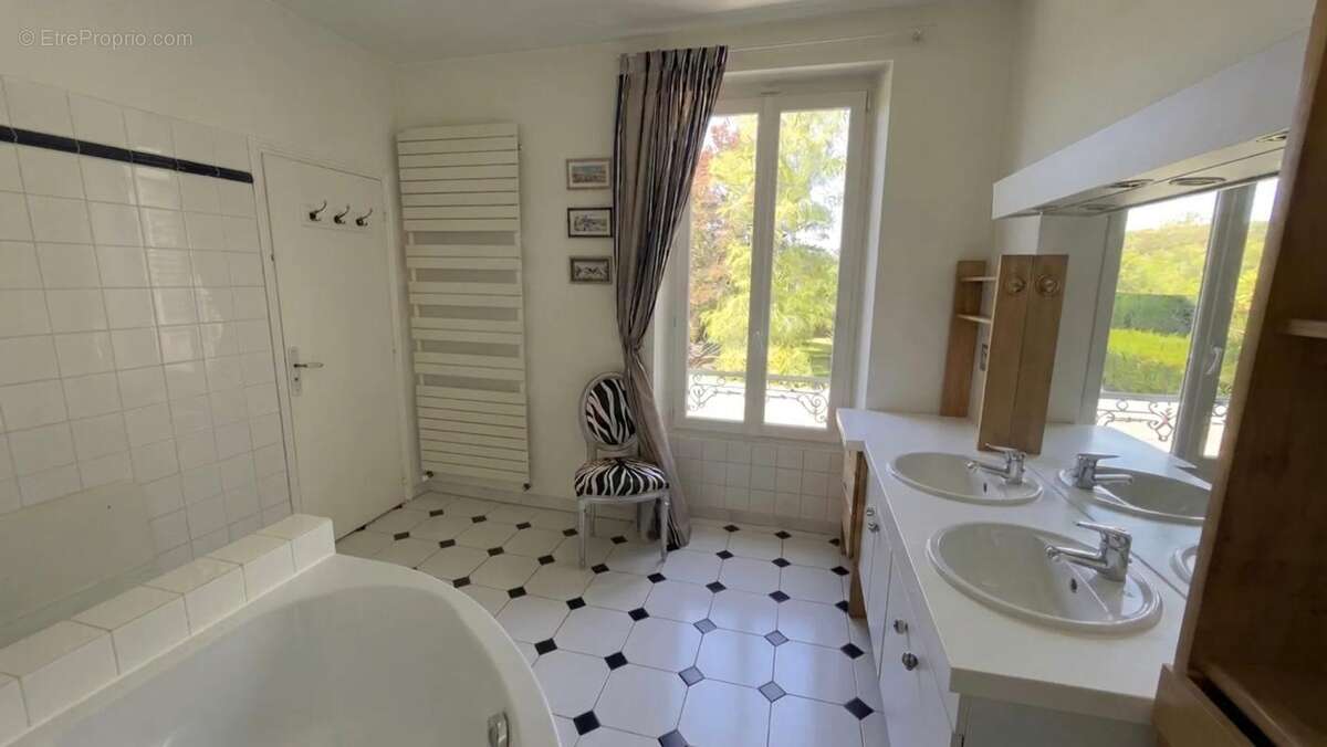 Maison de 8 pièces de 215 m² à Aix-Villemaur-Pâlis - photo 10