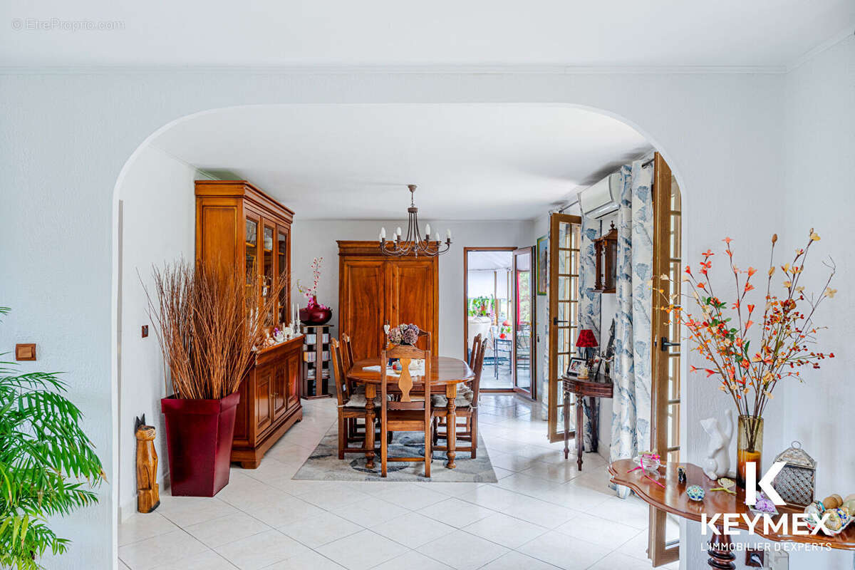 A 10 mn de Pontoise ,maison 7 pièces ,3 chambres,véranda panoramique ,sous sol total, spa ,terrain 2347 M² - photo 9