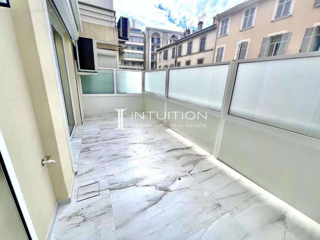 Cannes - Croisette : Magnifique appartement 3 pièces avec vue mer dans une résidence de renom - photo 15
