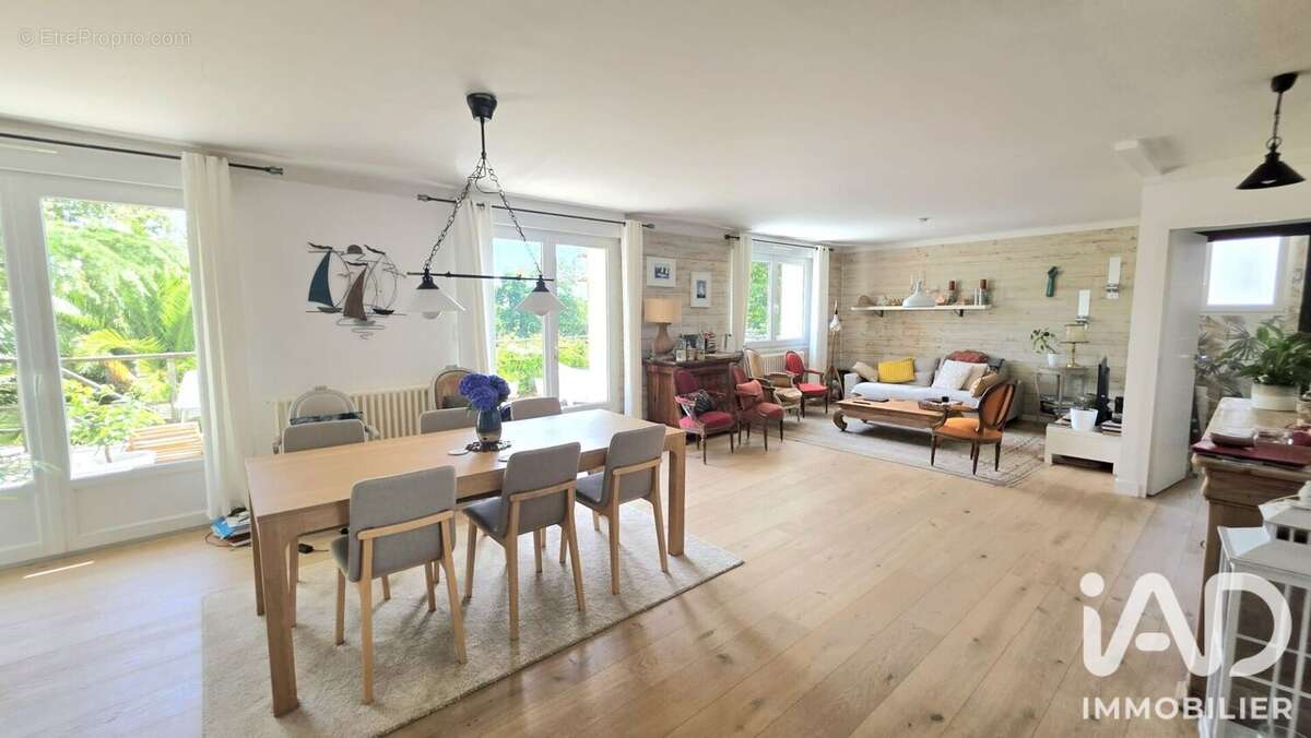 Maison 163 m² à Saint-Ave  - photo 3