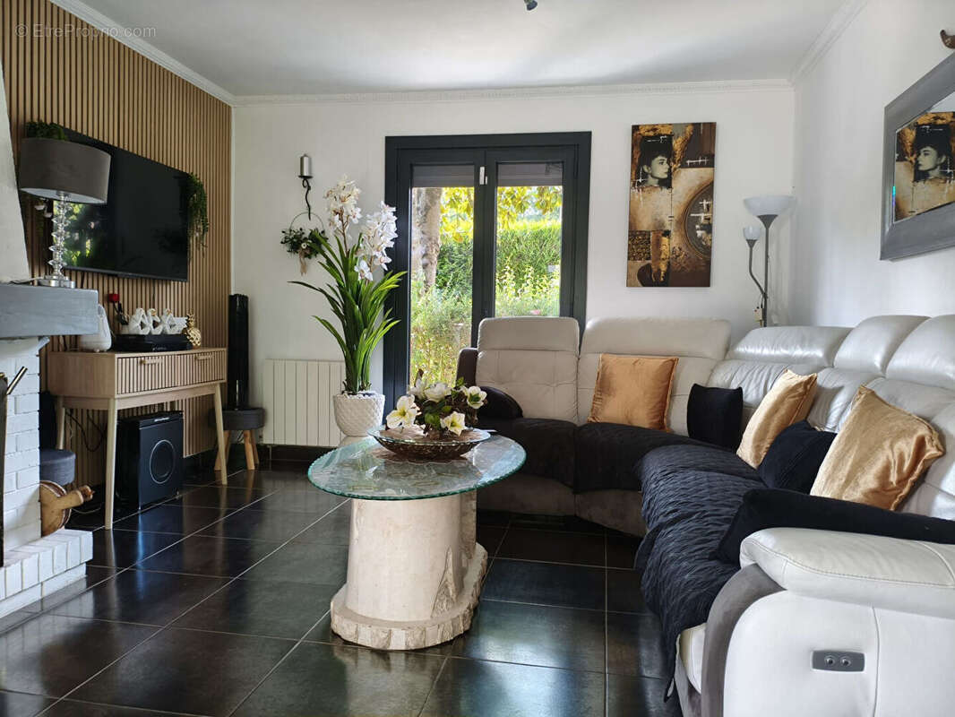 Mandres-les-Roses - Maison familiale de 200 m² avec piscine, jacuzzi, véranda climatisée et jardin paysagé - photo 5