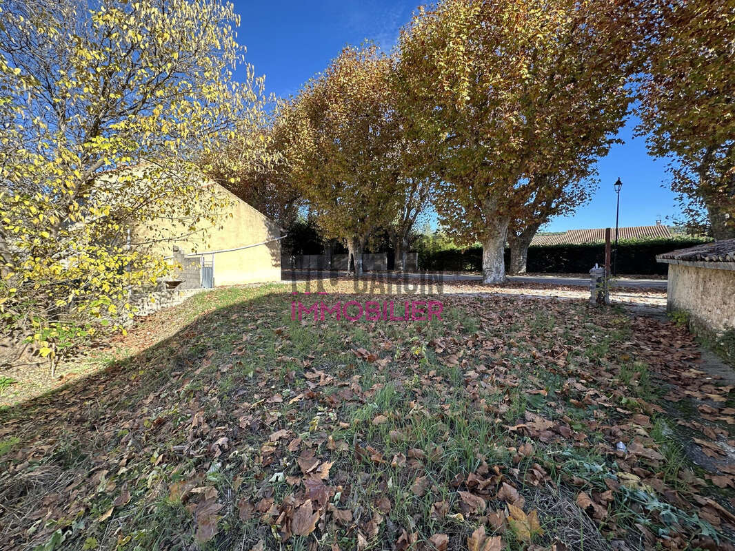 Terrain à MALEMORT-DU-COMTAT