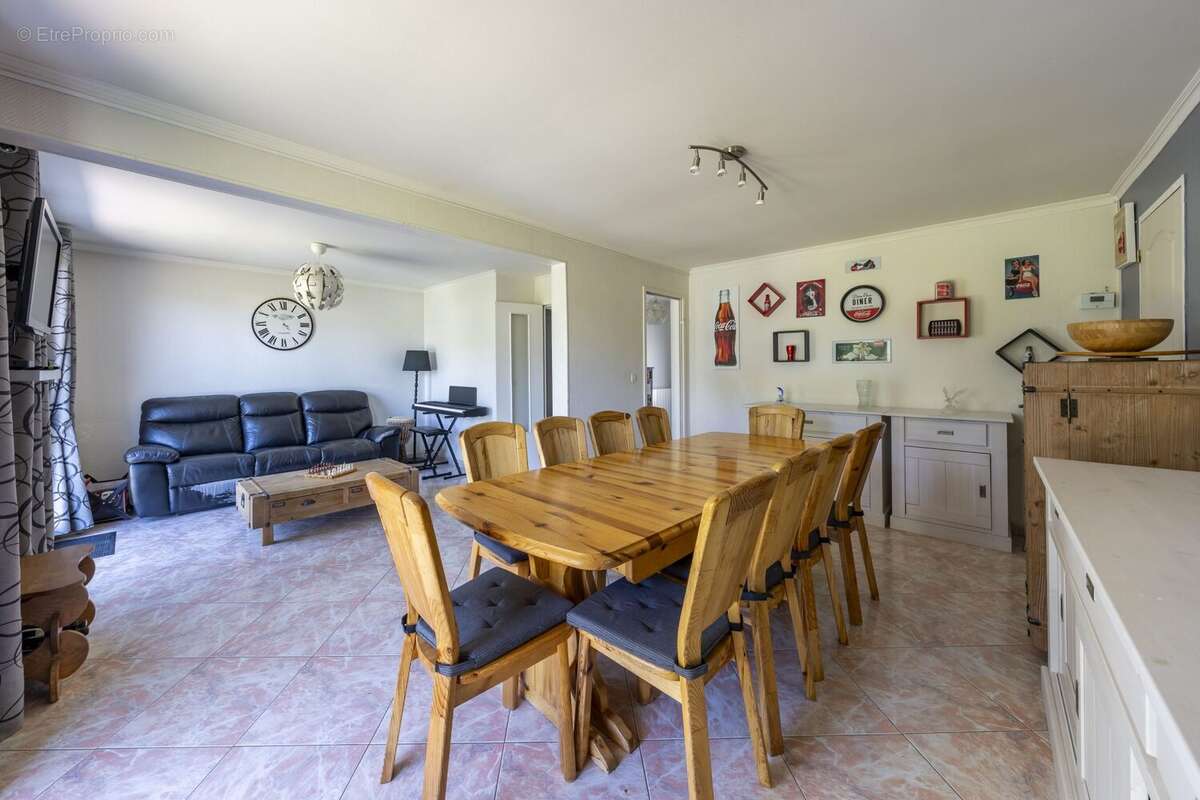 Maison à MONTCOURT-FROMONVILLE