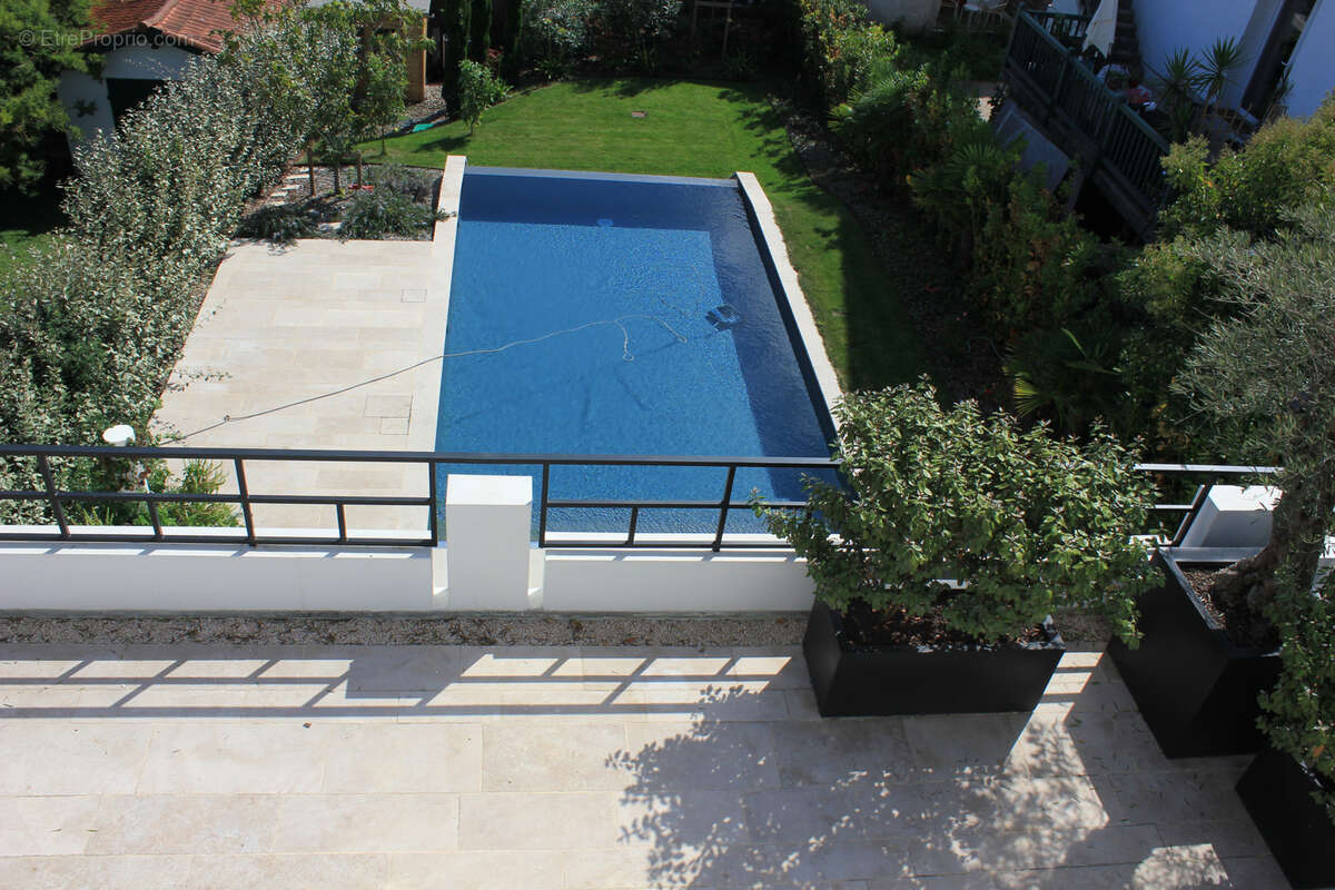 Proche centre, jolie maison rénovée avec piscine - photo 9