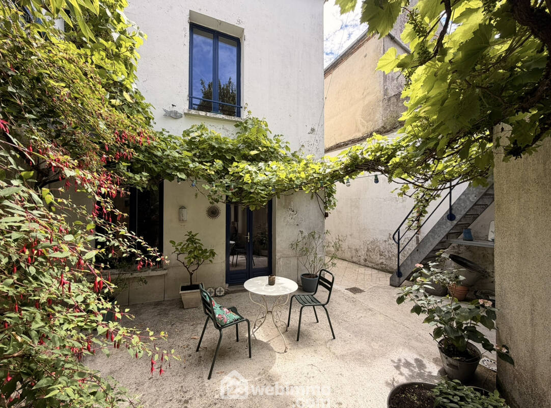 D'une surface habitable de 202 m² - Maison à LAON