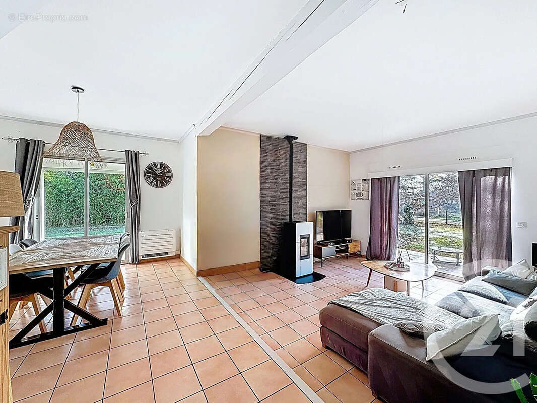 Maison à SAINT-ETIENNE-DE-TULMONT