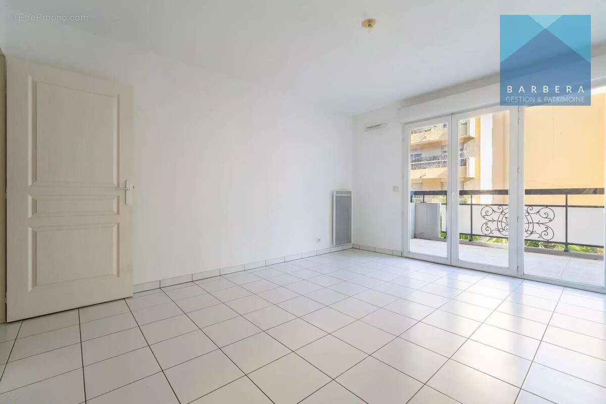 Appartement à SAINT-LAURENT-DU-VAR