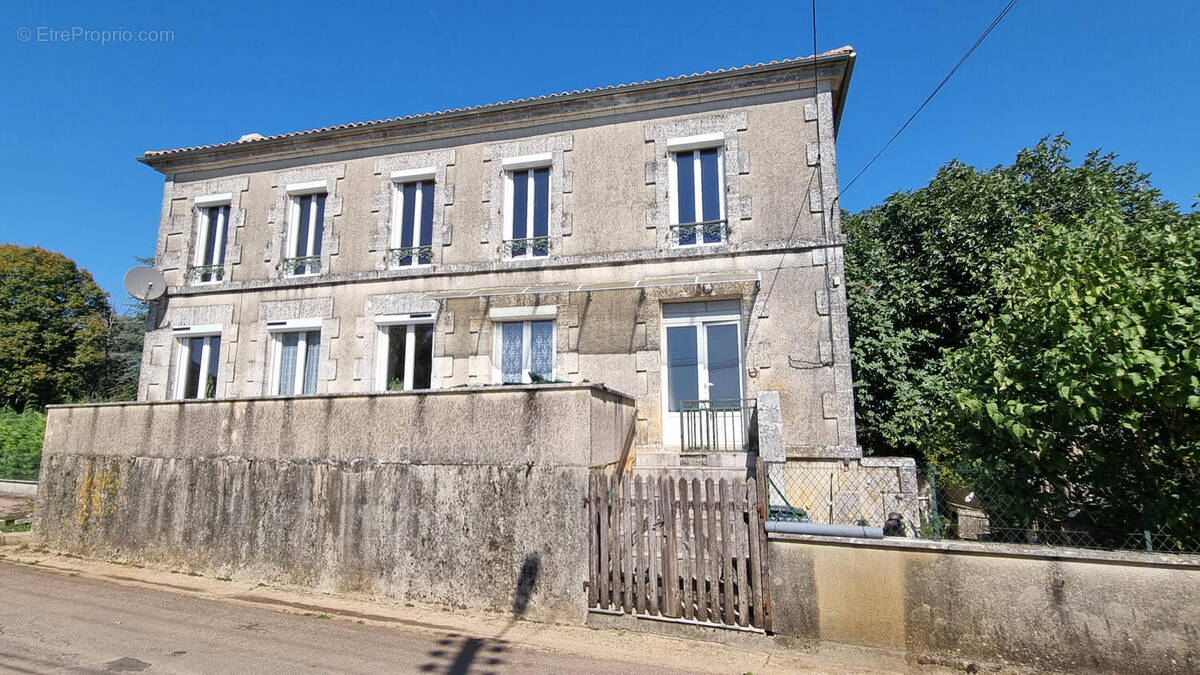 20250919_143934 - Maison à JAVERLHAC-ET-LA-CHAPELLE-SAINT-ROBERT