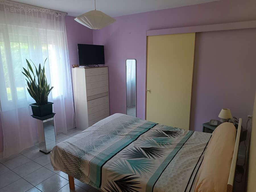 Nérondes (18350)   Ensemble immobilier de 227 m2 avec logement indépendant, véranda et deux garages - photo 9