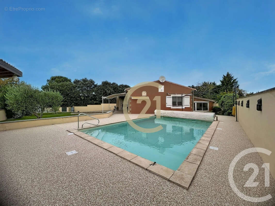 Maison à MONTAREN-ET-SAINT-MEDIERS