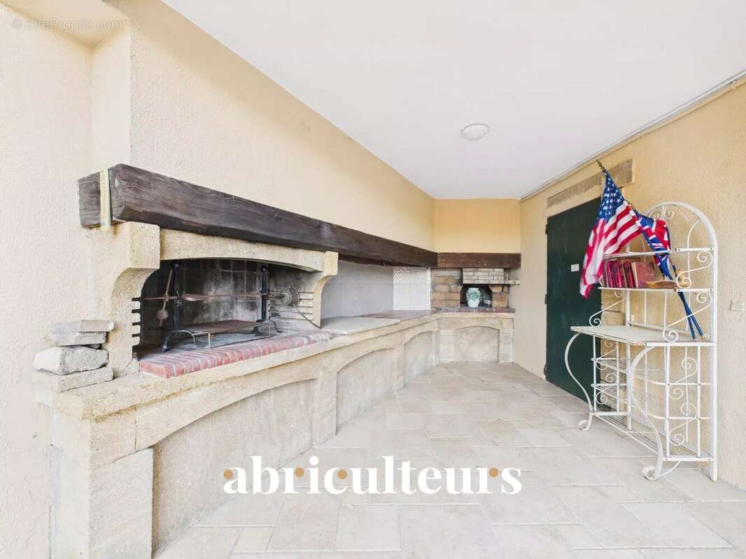 Maison à LA ROQUE-D&#039;ANTHERON