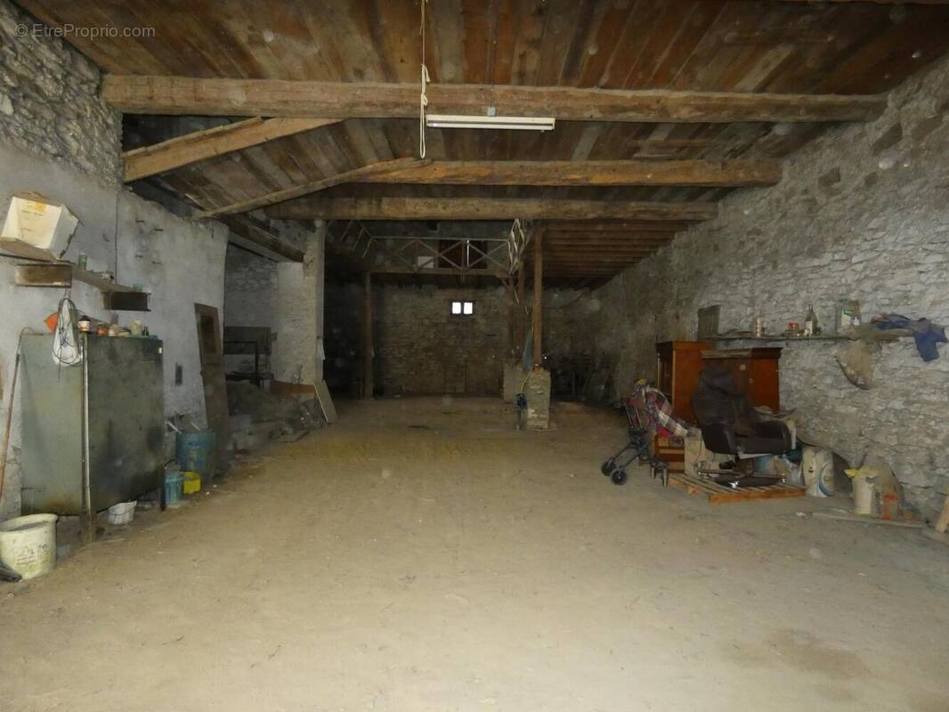 Photo 1 - Parking à PEPIEUX