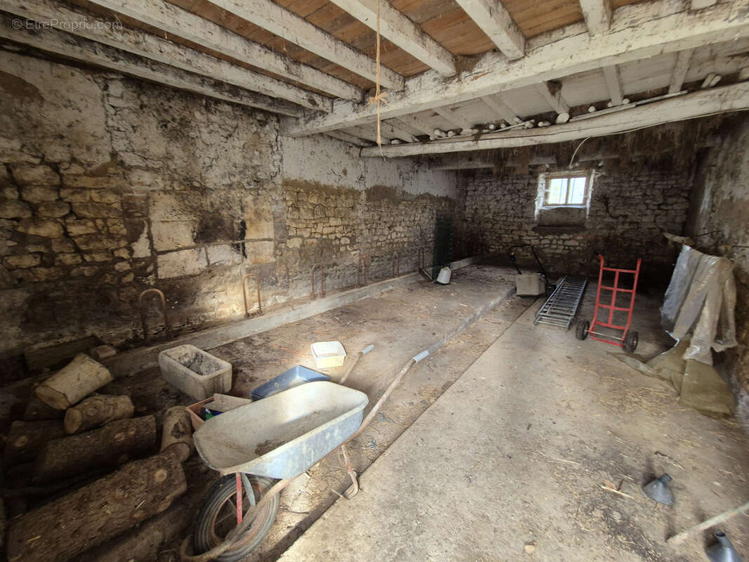 Forte baisse de prix ! corps de ferme avec maison et dépendances - photo 16