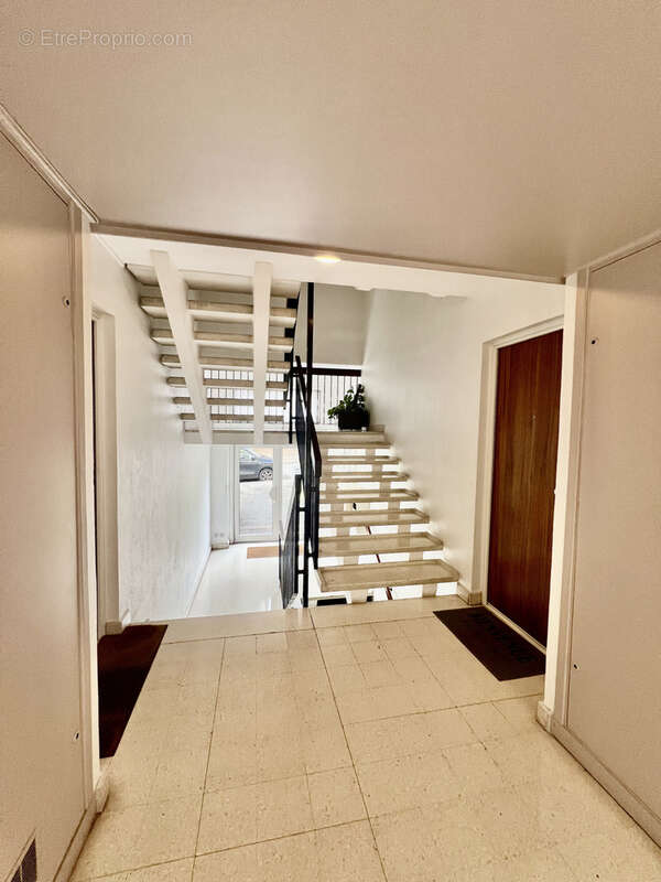 Appartement 88m2- dernier étage- balcon- cave - parking - photo 11