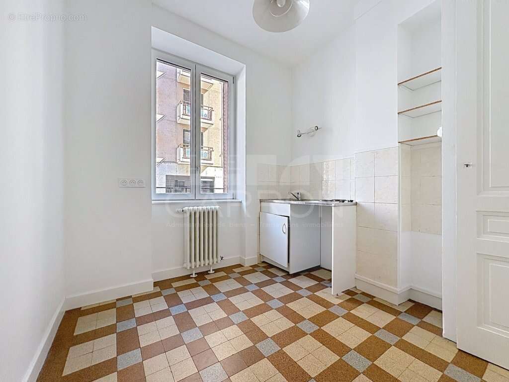 Lyon 6 / triangle d'or / crequi t2 52m² parfait etat 230000€ - photo 3