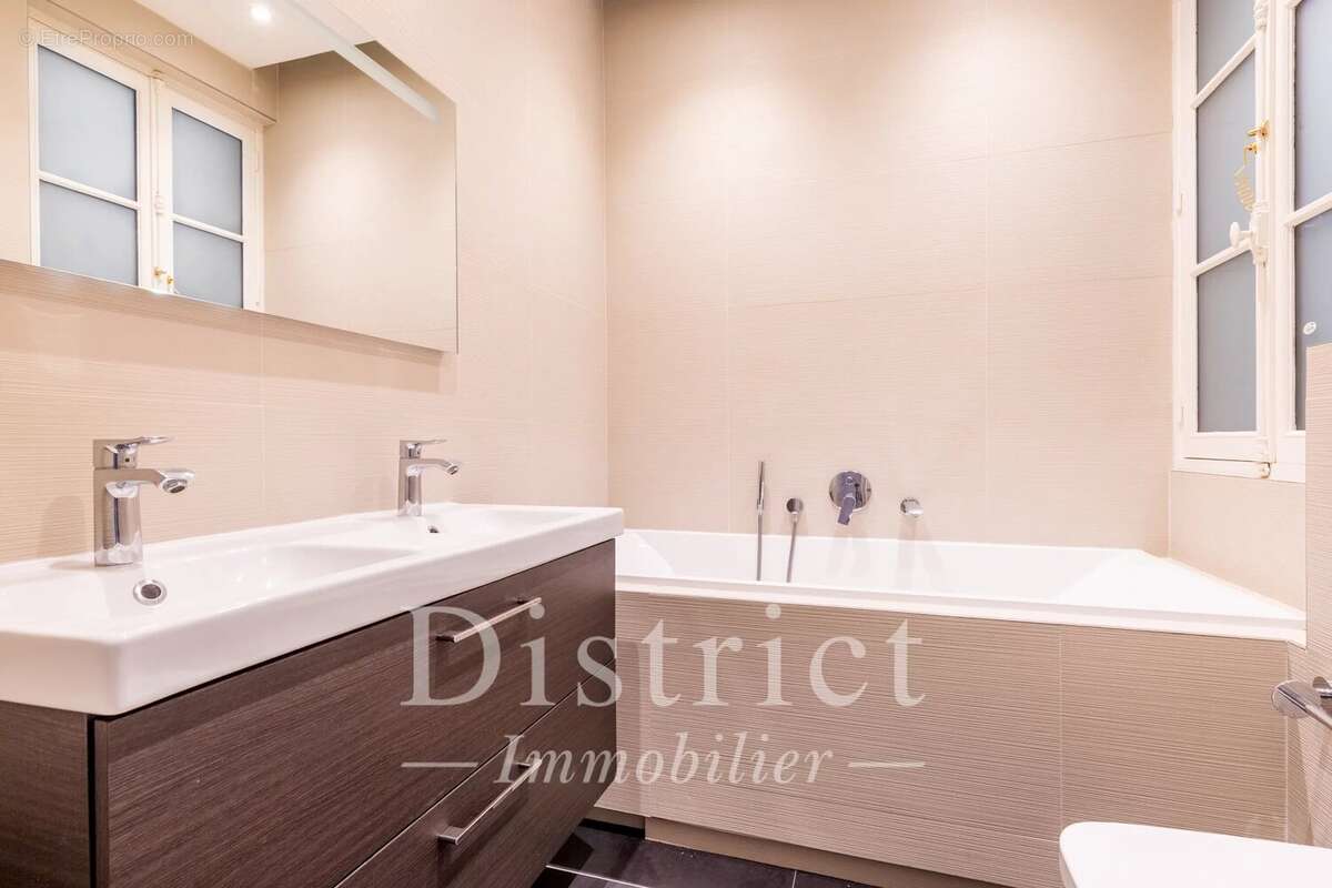 Appartement à PARIS-8E