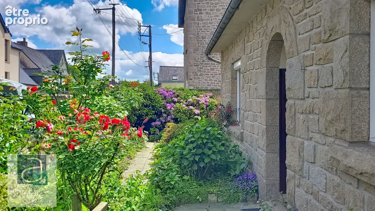 DINAN : Une adresse privilégiée à Dinan pour cette maison de plain-pied, avec jardin fleuri, et garage. - photo 7