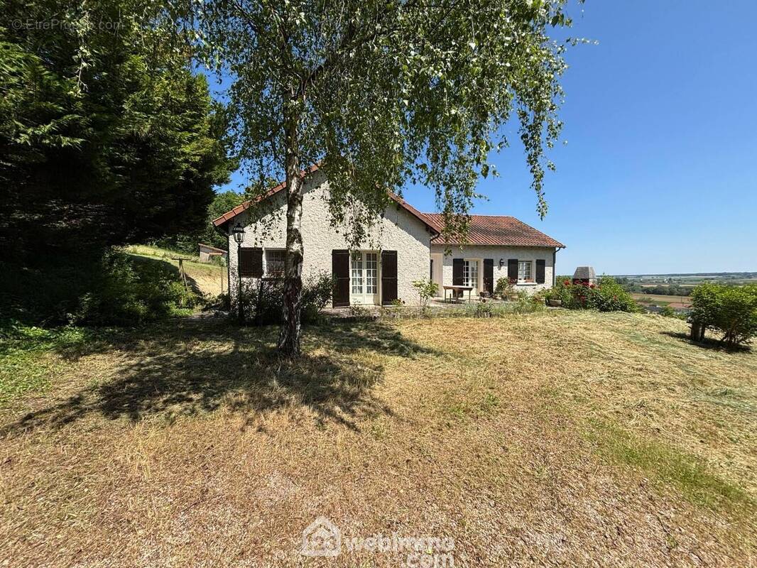 Maison familiale dominant les hauteurs du village, - Maison à VAUX-SUR-VIENNE