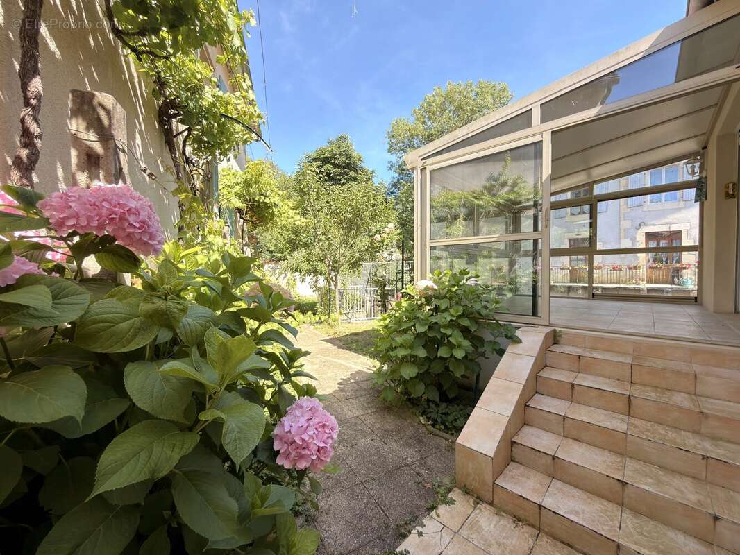 Charmante maison en bord de rivière avec dépendance aménageable, atelier et vue imprenable - photo 10