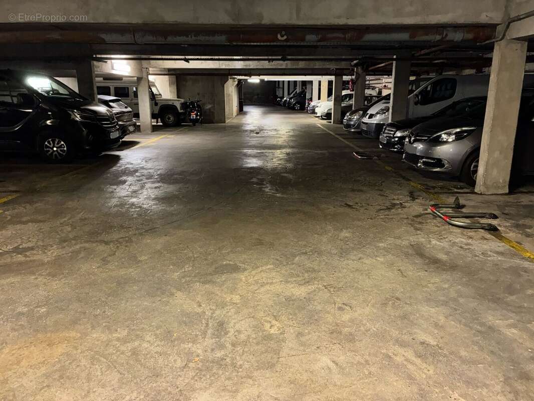 Parking à PARIS-11E