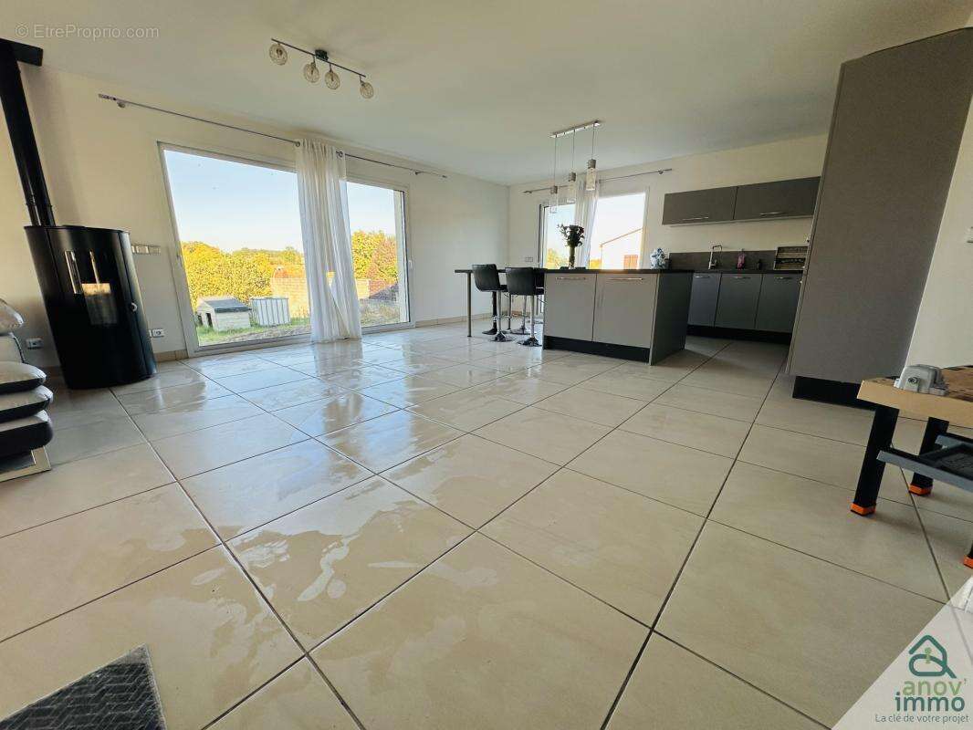 Maison à ROULLET-SAINT-ESTEPHE